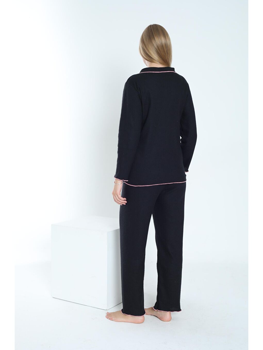 Siyah Önden Düğmeli Ayarlanabilir Bel Kol ve Paça Fırfır Detaylı Hamile Pijama Takımı-1