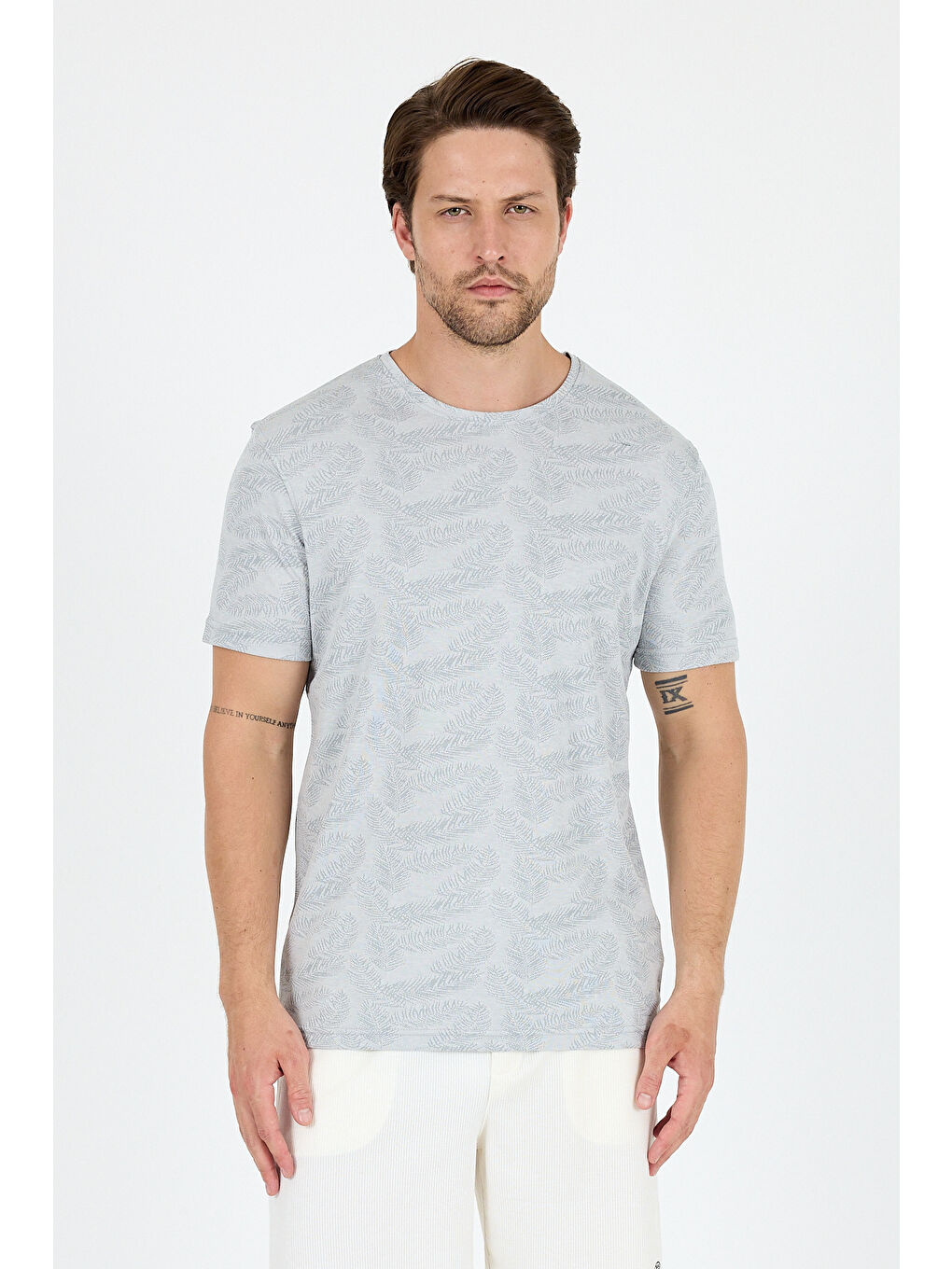 Gri Erkek Bisiklet Yaka Desenli Tişört – %100 Pamuk – Rahat ve Günlük Kısa Kollu Tişört 0115