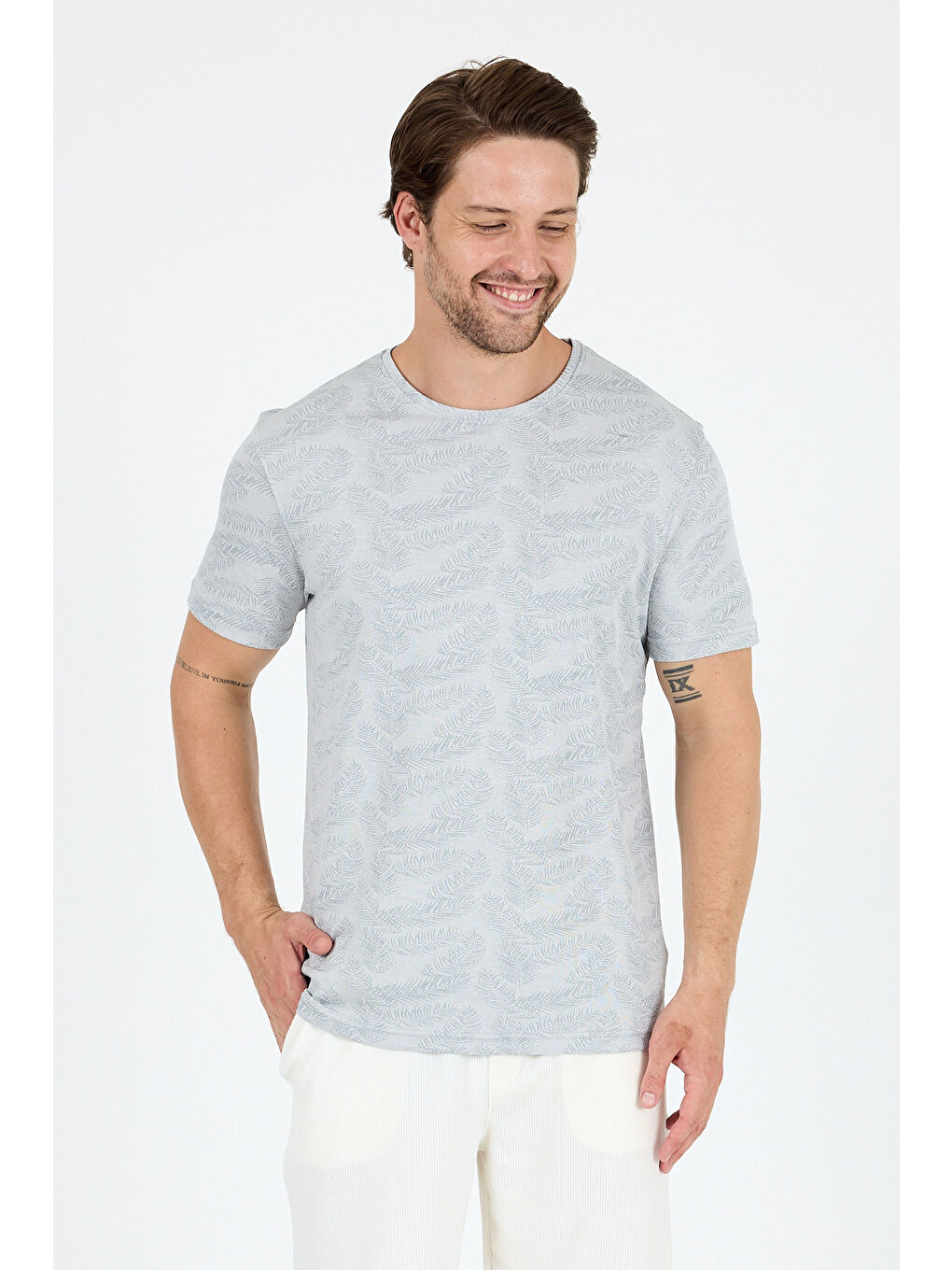 Gri Erkek Bisiklet Yaka Desenli Tişört – %100 Pamuk – Rahat ve Günlük Kısa Kollu Tişört 0115-1
