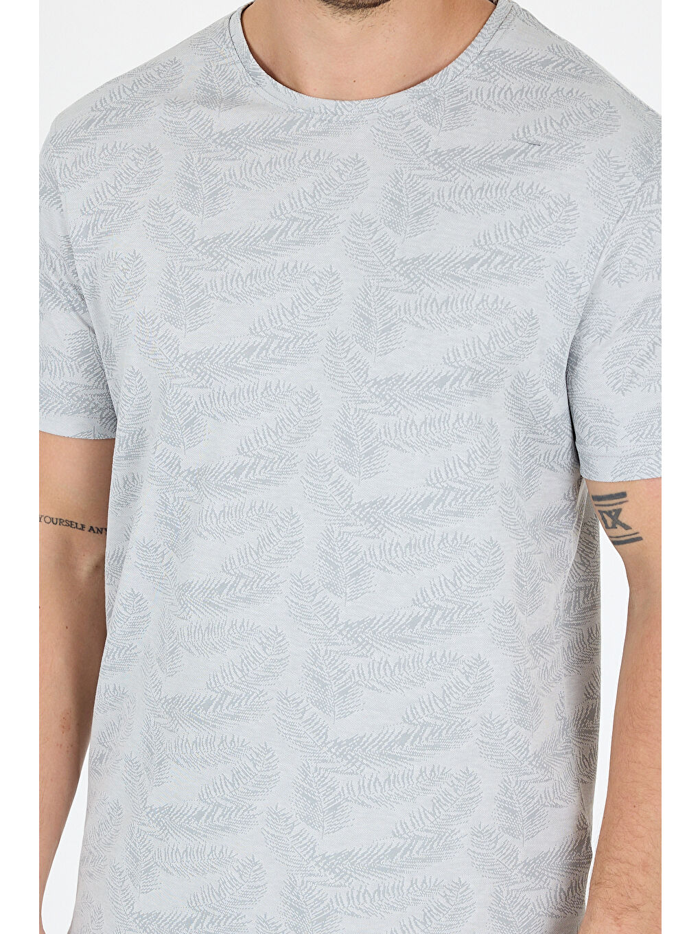 Gri Erkek Bisiklet Yaka Desenli Tişört – %100 Pamuk – Rahat ve Günlük Kısa Kollu Tişört 0115-3