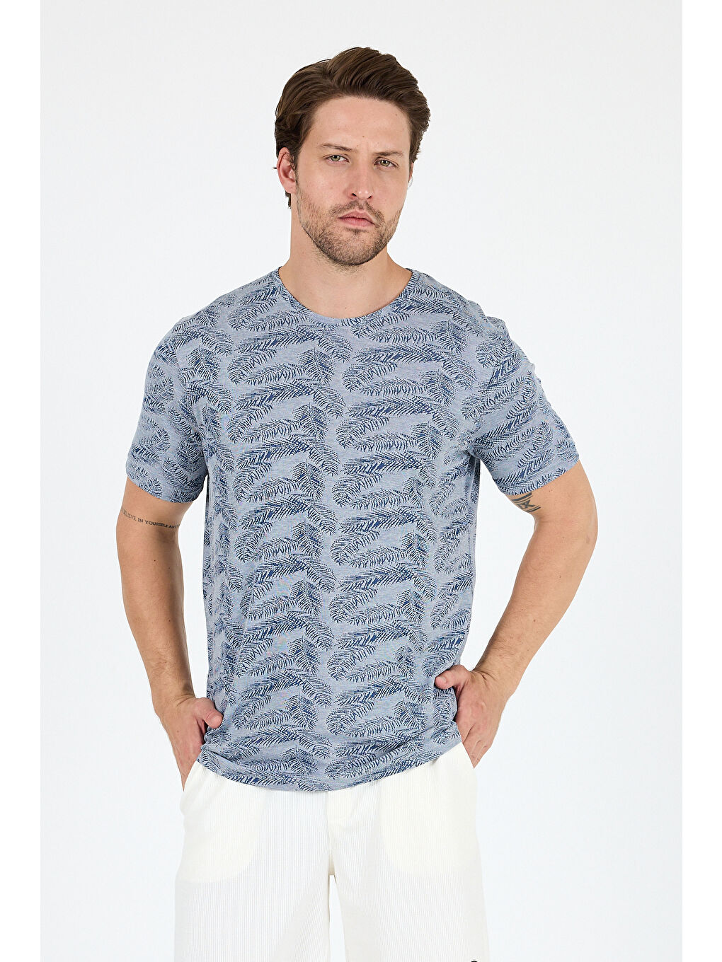 Lacivert Erkek Bisiklet Yaka Desenli Tişört – %100 Pamuk – Rahat ve Günlük Kısa Kollu Tişört 0115