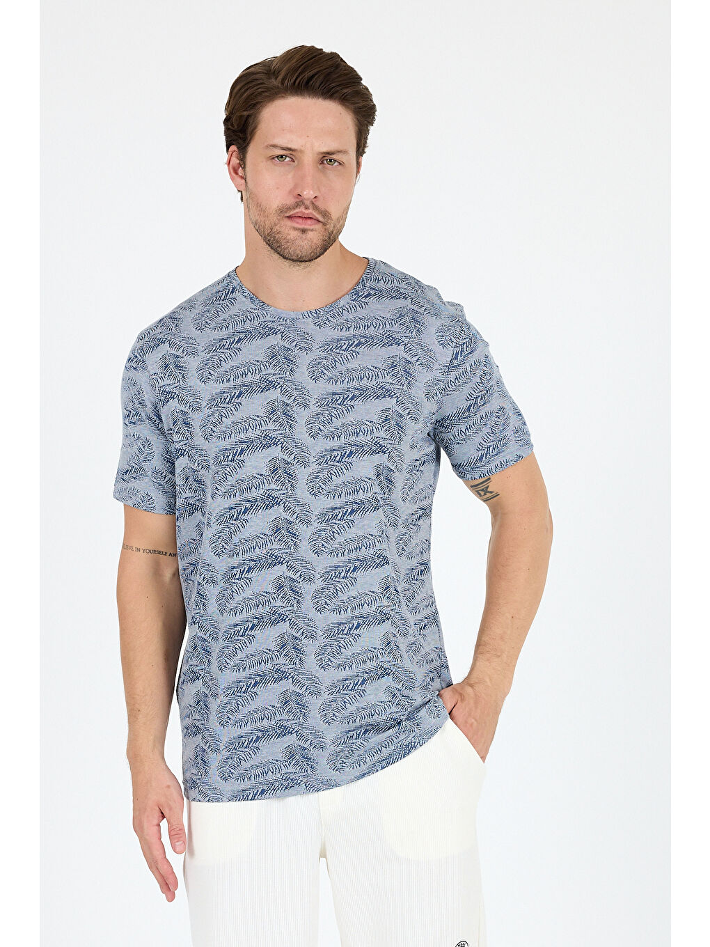 Lacivert Erkek Bisiklet Yaka Desenli Tişört – %100 Pamuk – Rahat ve Günlük Kısa Kollu Tişört 0115-1