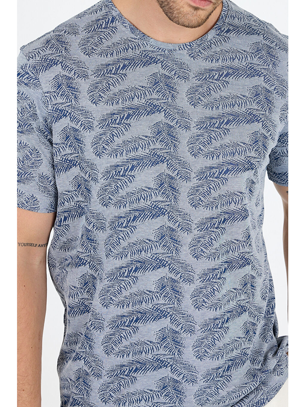 Lacivert Erkek Bisiklet Yaka Desenli Tişört – %100 Pamuk – Rahat ve Günlük Kısa Kollu Tişört 0115-3