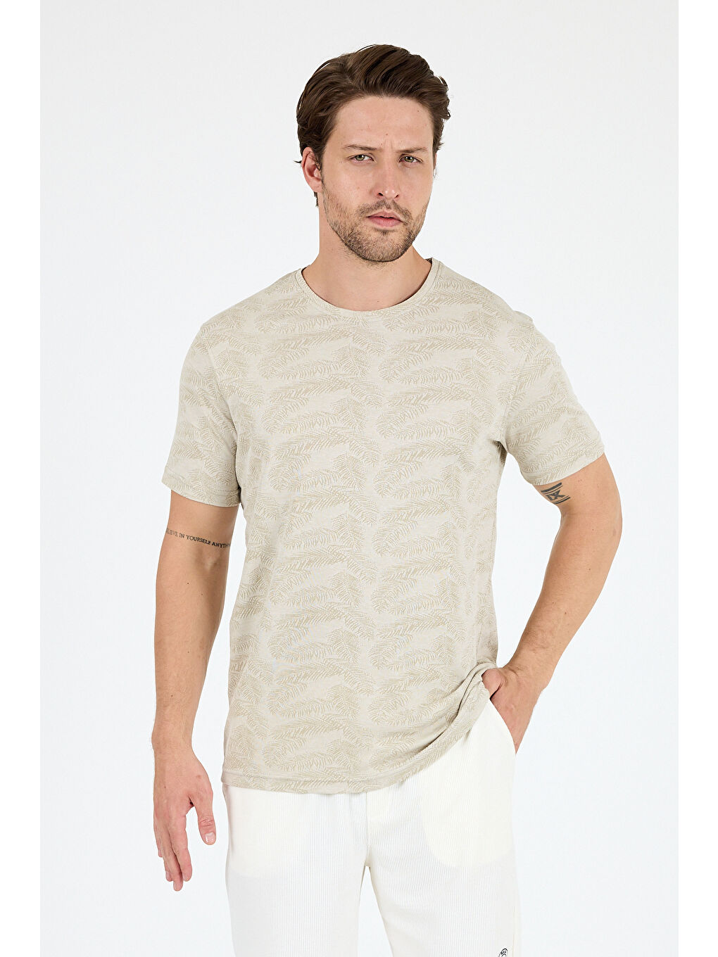 Bej Erkek Bisiklet Yaka Desenli Tişört – %100 Pamuk – Rahat ve Günlük Kısa Kollu Tişört 0115