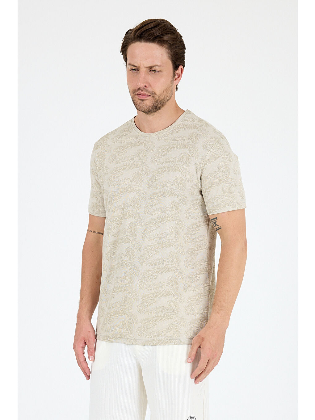 Bej Erkek Bisiklet Yaka Desenli Tişört – %100 Pamuk – Rahat ve Günlük Kısa Kollu Tişört 0115-1