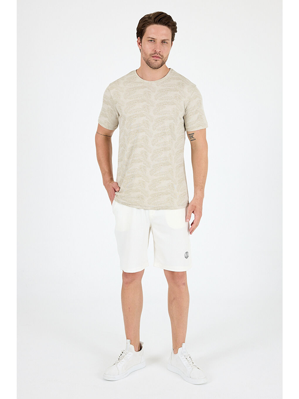 Bej Erkek Bisiklet Yaka Desenli Tişört – %100 Pamuk – Rahat ve Günlük Kısa Kollu Tişört 0115-2