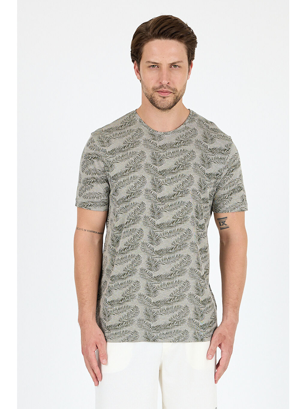 Haki Erkek Bisiklet Yaka Desenli Tişört – %100 Pamuk – Rahat ve Günlük Kısa Kollu Tişört 0115-1