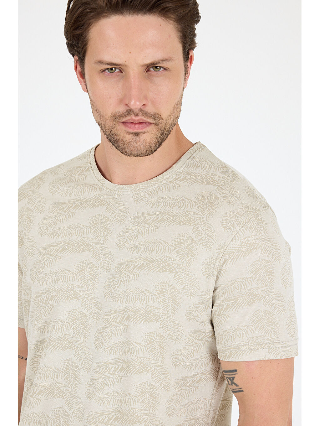 Bej Erkek Bisiklet Yaka Desenli Tişört – %100 Pamuk – Rahat ve Günlük Kısa Kollu Tişört 0115-3