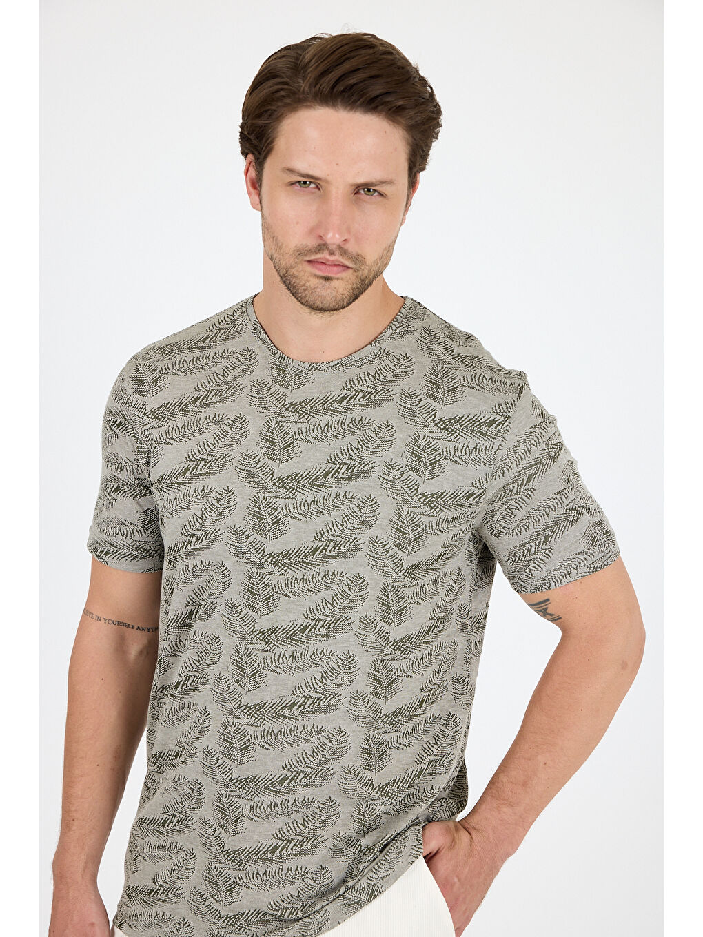 Haki Erkek Bisiklet Yaka Desenli Tişört – %100 Pamuk – Rahat ve Günlük Kısa Kollu Tişört 0115-3