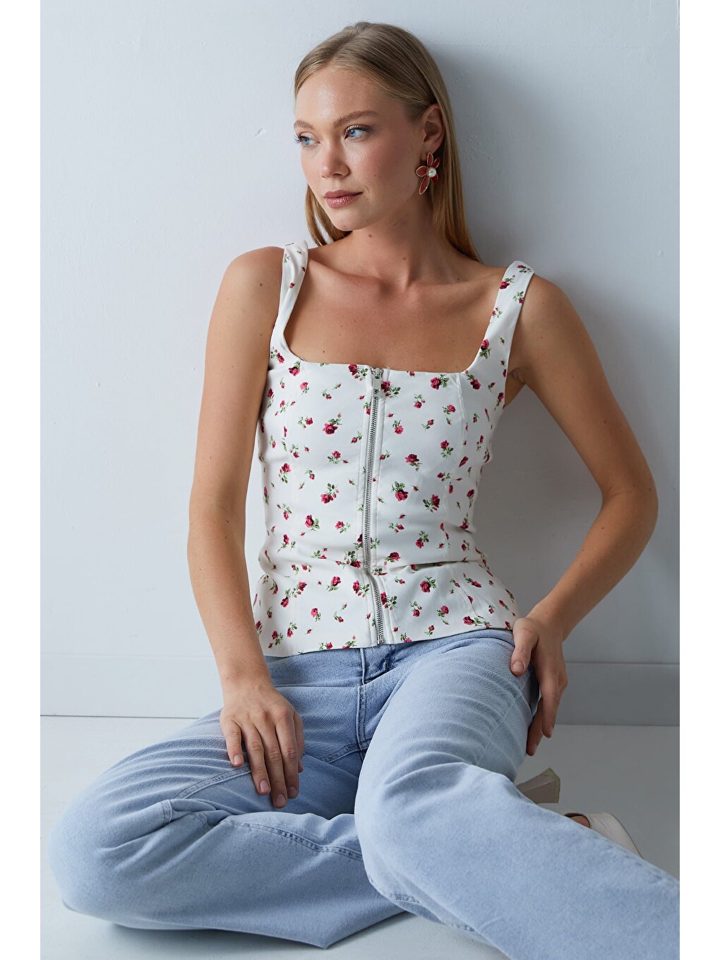 Ekru Çiçek Desenli Kalın Askılı Peplum Bluz