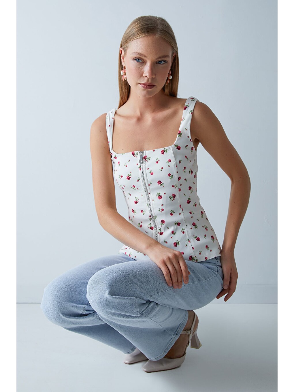 Ekru Çiçek Desenli Kalın Askılı Peplum Bluz-1