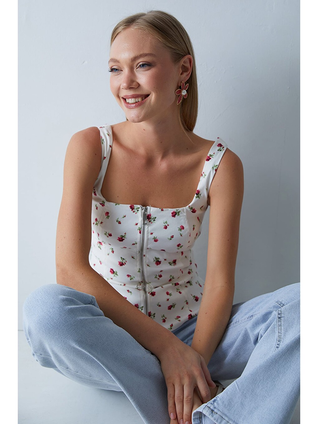 Ekru Çiçek Desenli Kalın Askılı Peplum Bluz-2
