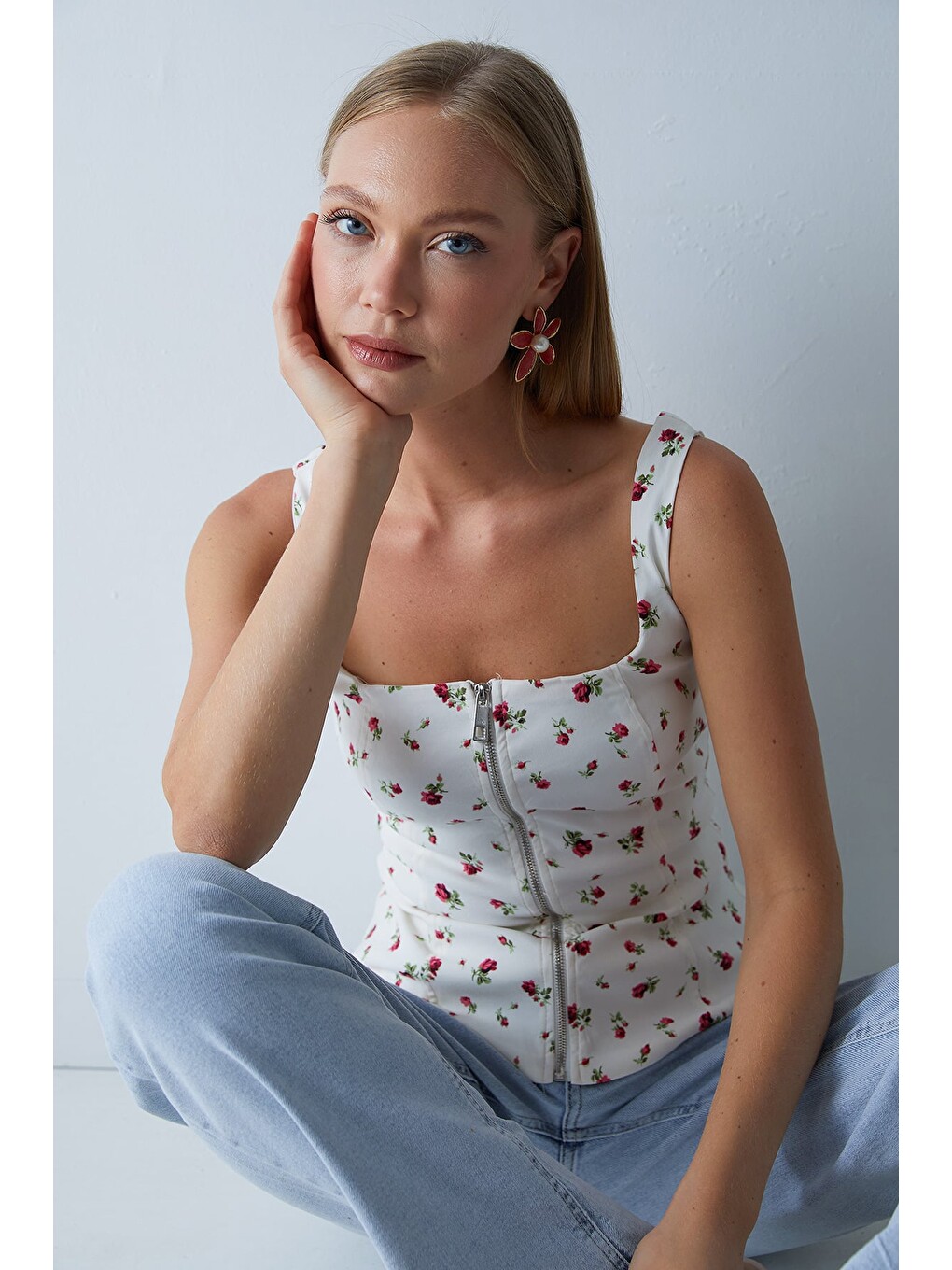 Ekru Çiçek Desenli Kalın Askılı Peplum Bluz-3