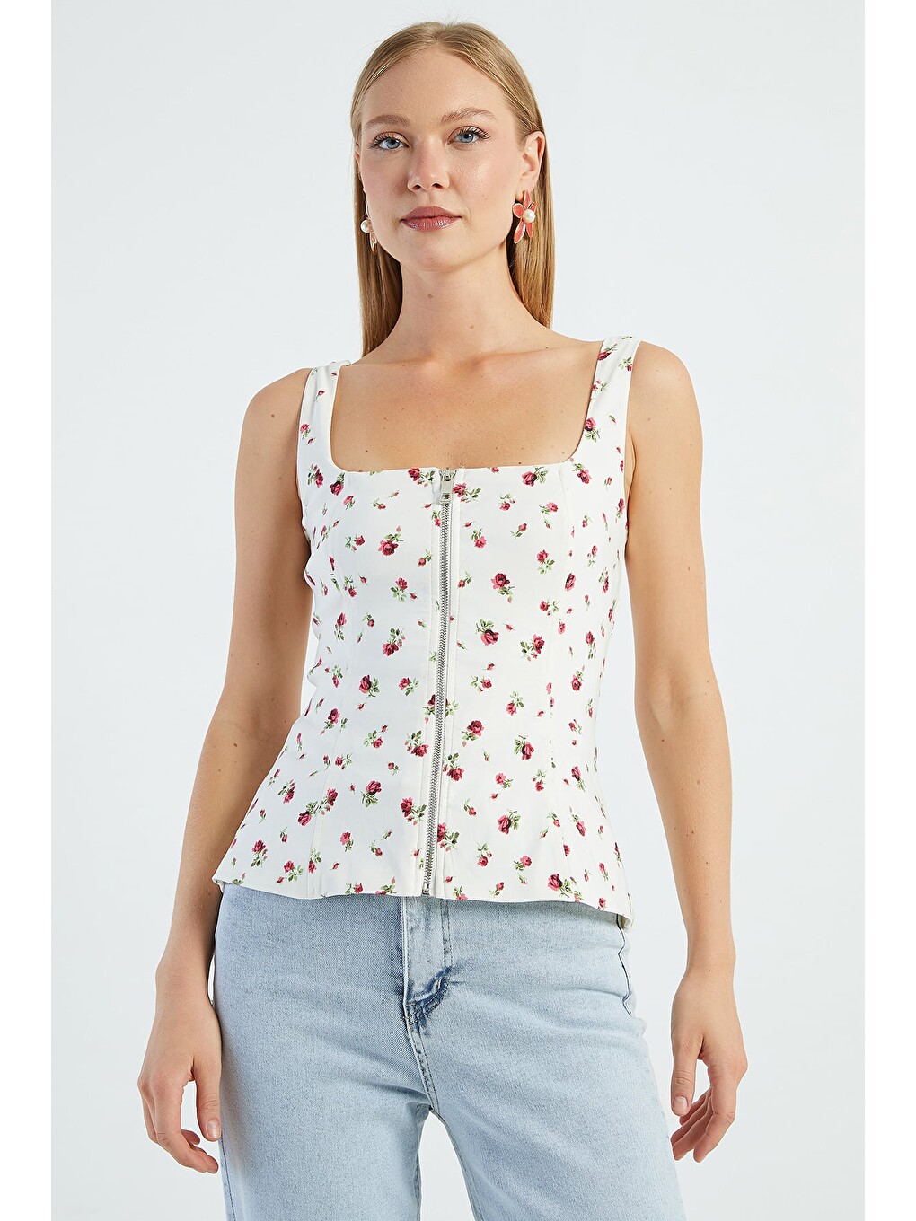 Ekru Çiçek Desenli Kalın Askılı Peplum Bluz-4