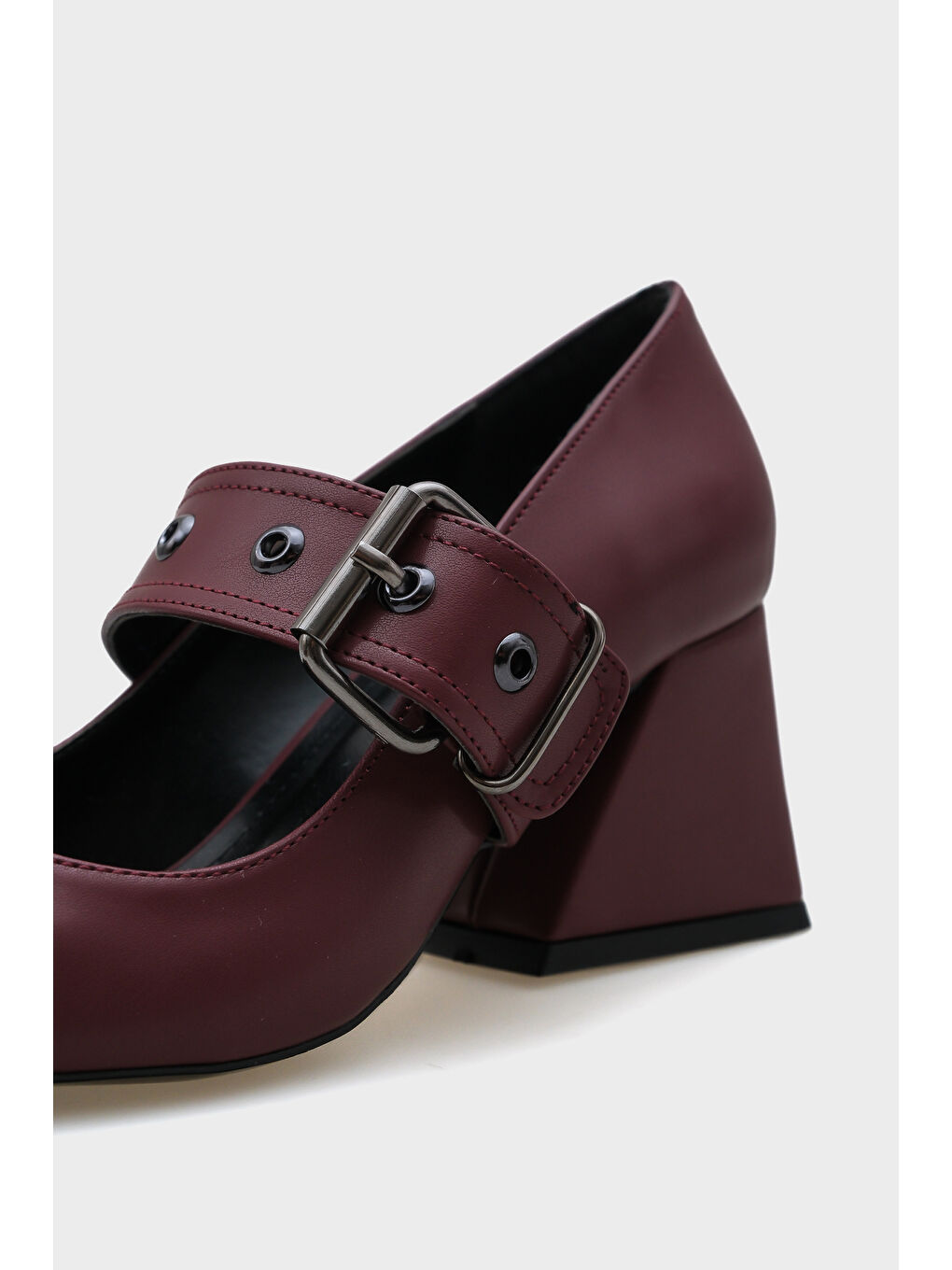 Bordo Roda Sivri Burunlu Orta Topuklu Metal Tokalı Kadın Ayakkabı-2