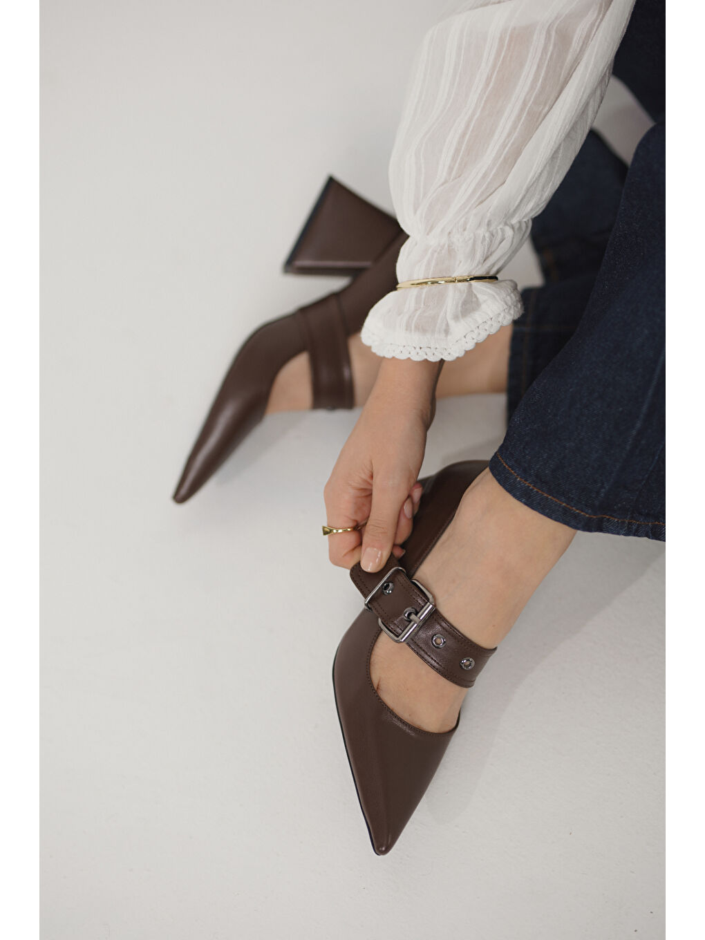 Kahverengi Roda Sivri Burunlu Orta Topuklu Metal Tokalı Kadın Ayakkabı-2