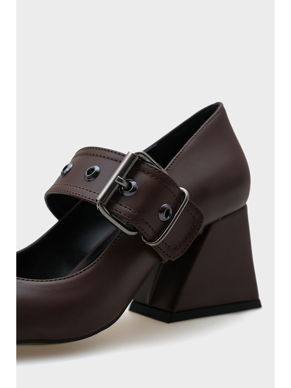 Kahverengi Roda Sivri Burunlu Orta Topuklu Metal Tokalı Kadın Ayakkabı-4