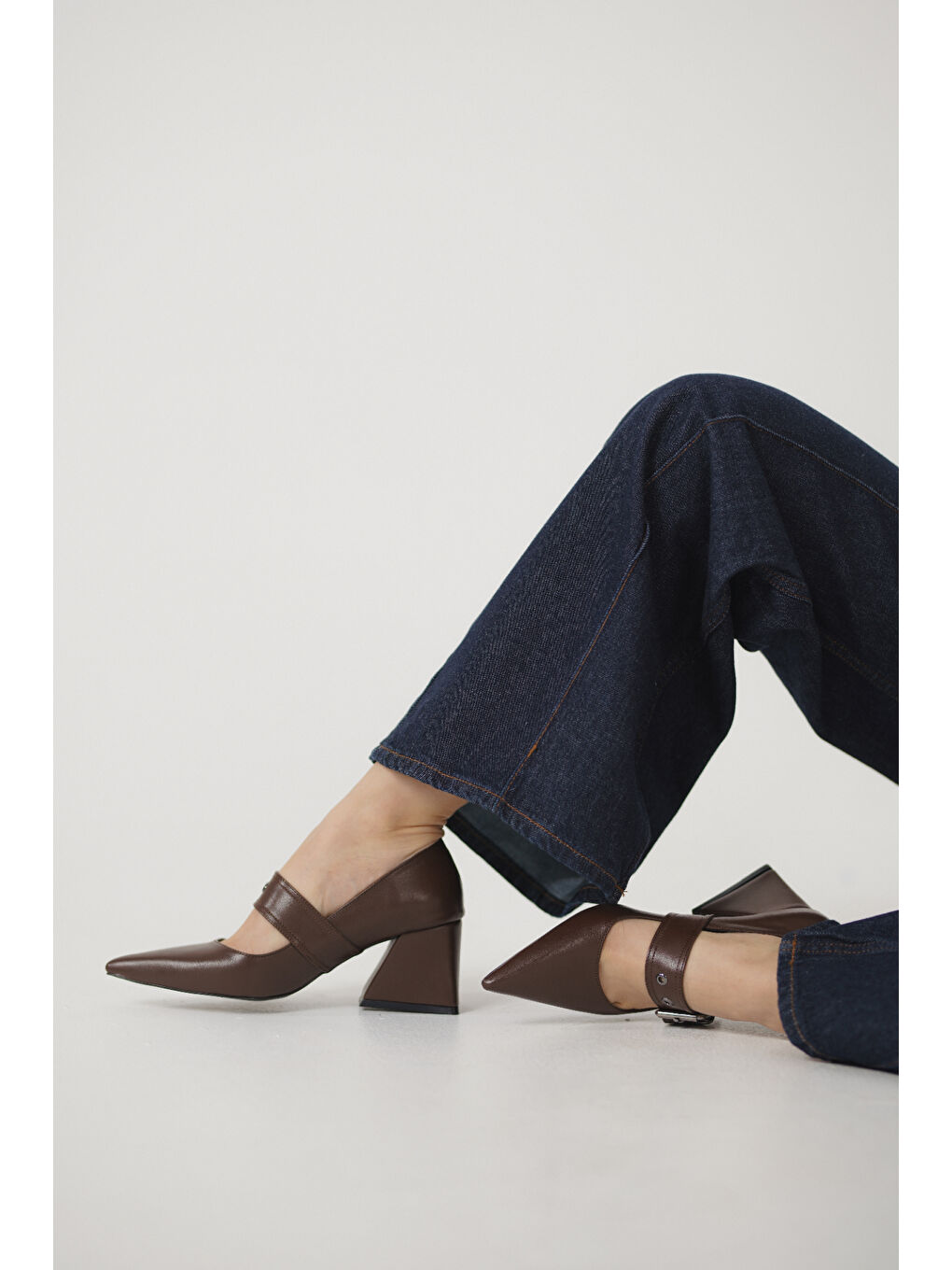 Kahverengi Roda Sivri Burunlu Orta Topuklu Metal Tokalı Kadın Ayakkabı-7