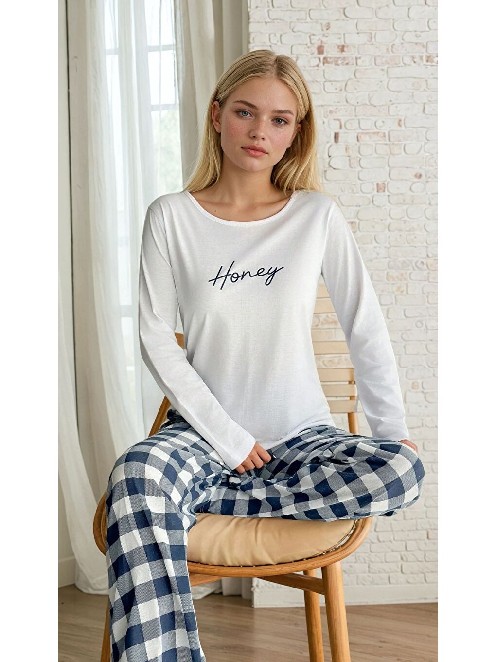 Beyaz Baskılı Üst Kareli Alt Uzun Kol Pijama Takımı-1