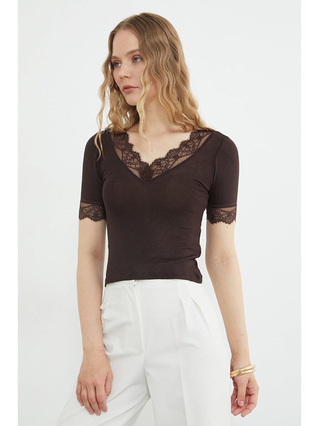 Kahverengi Kol Ve Yaka Dantelli Slim Fit Transparan Bluz-3