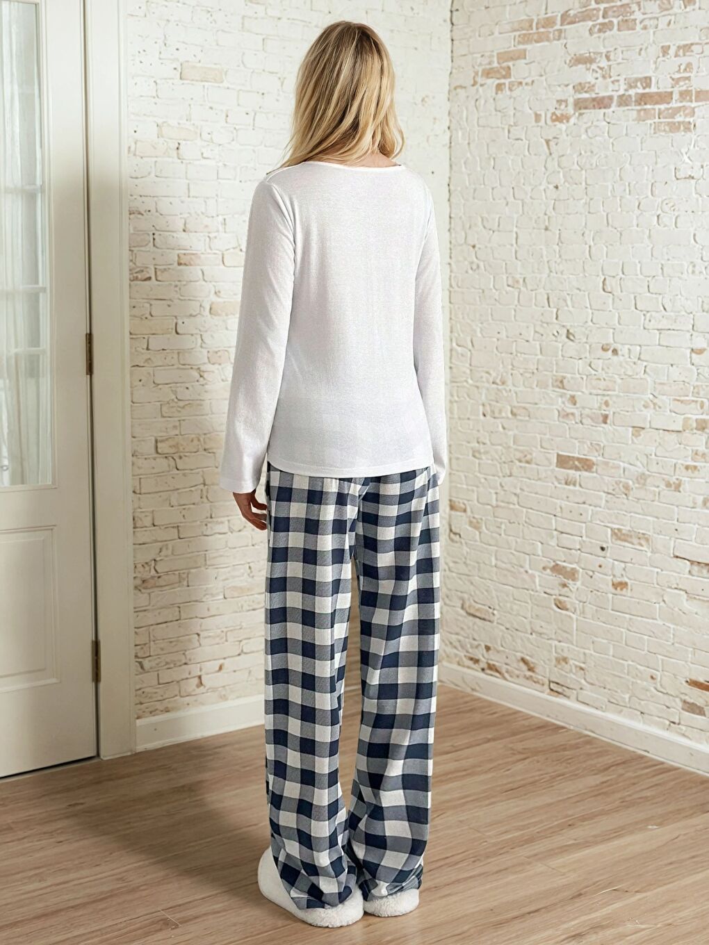 Beyaz Baskılı Üst Kareli Alt Uzun Kol Pijama Takımı-2