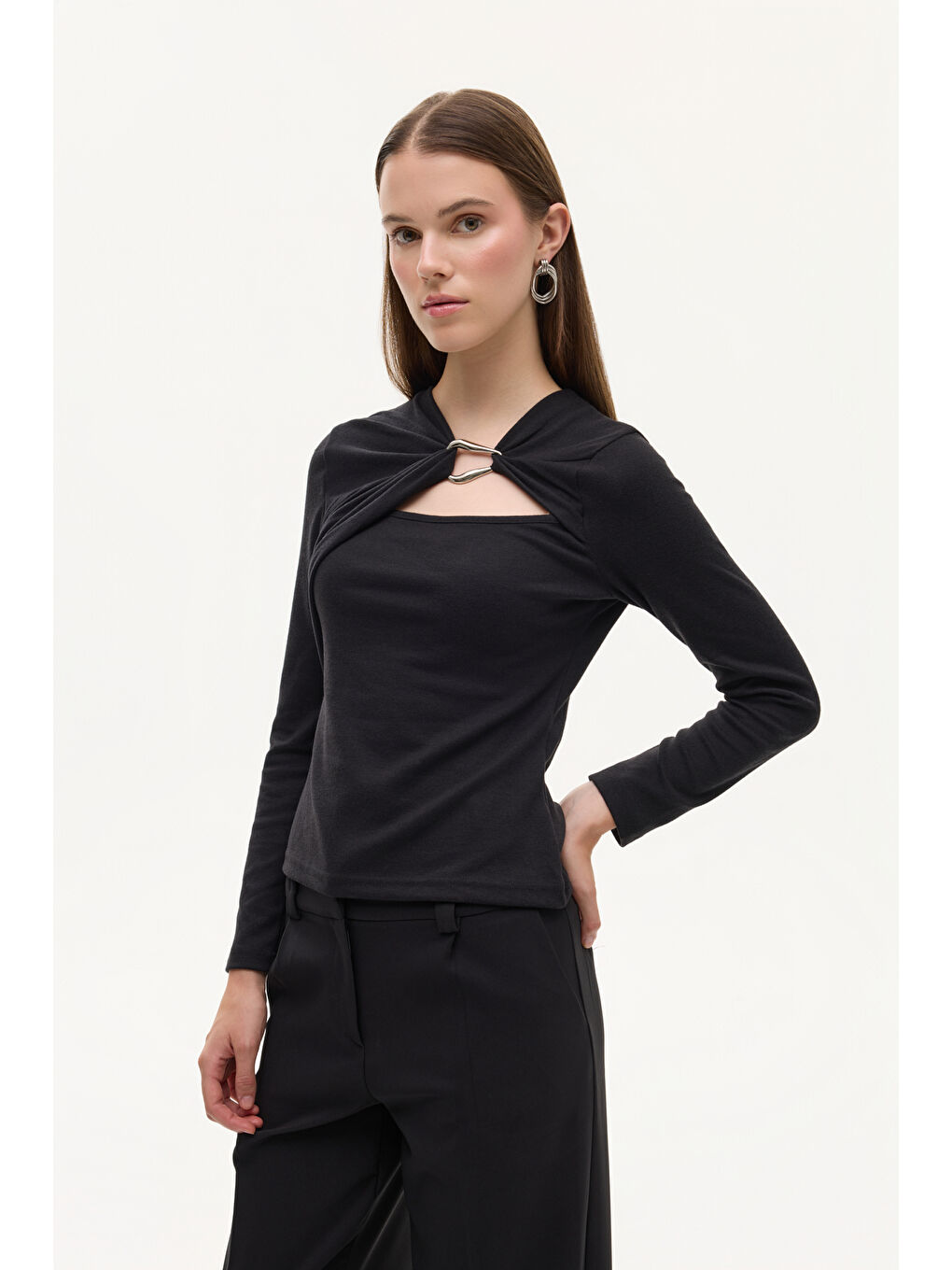 Halka Aksesuarlı Drapeli Asimetrik Yaka Bluz Siyah