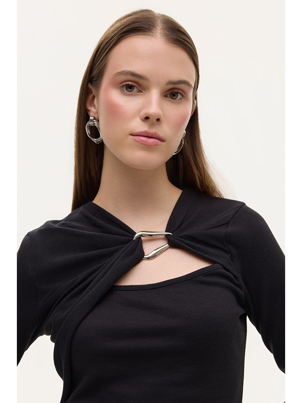 Halka Aksesuarlı Drapeli Asimetrik Yaka Bluz Siyah-2