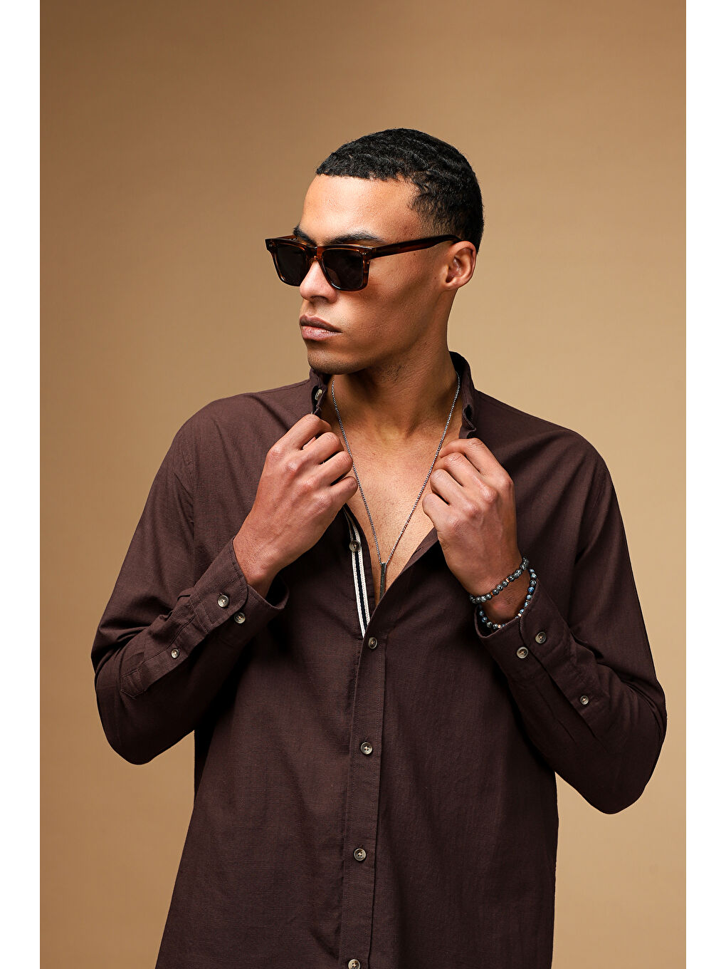 Kahverengi Uzun Kol Regular Fit Düğmeli Yaka Keten Görünümlü Spor Pamuk Gömlek