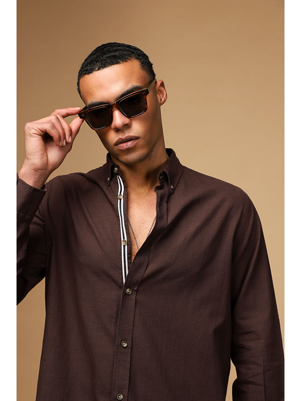 Kahverengi Uzun Kol Regular Fit Düğmeli Yaka Keten Görünümlü Spor Pamuk Gömlek-1