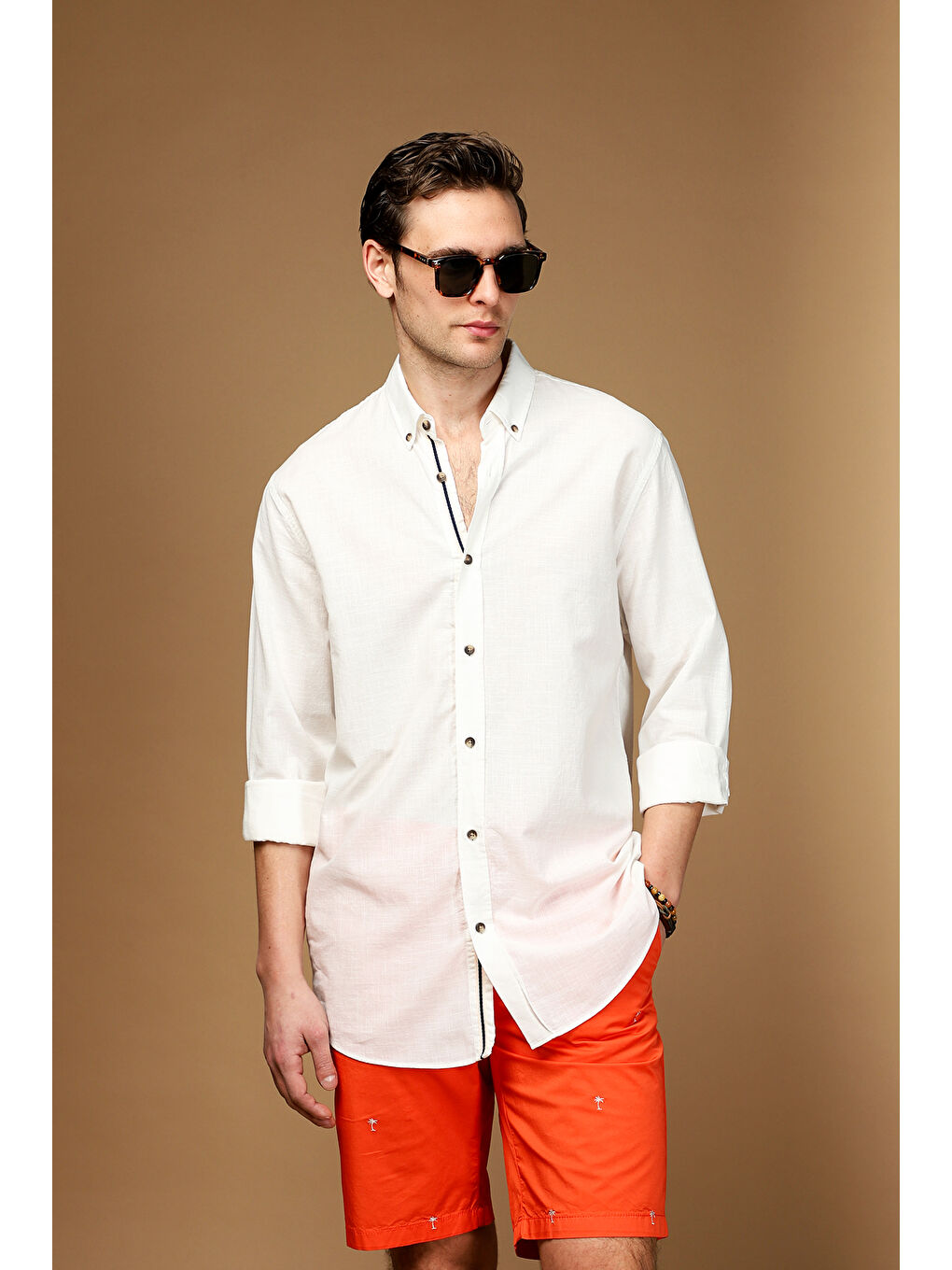 Beyaz Uzun Kol Regular Fit Düğmeli Yaka Keten Görünümlü Spor Pamuk Gömlek