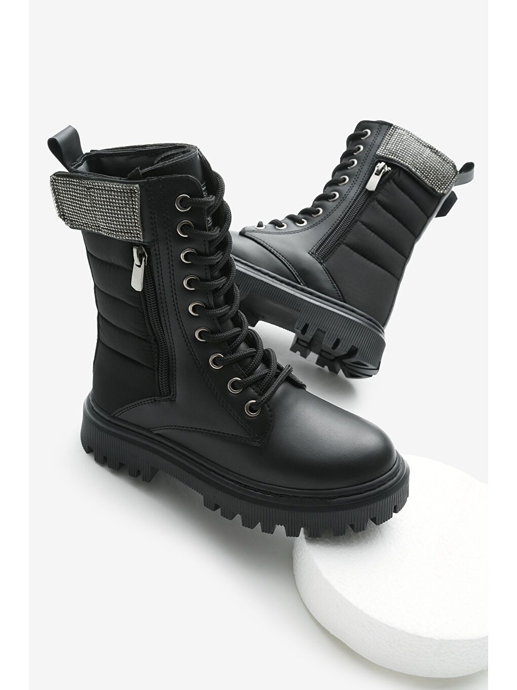 Kız Çocuk Siyah Cilt Termo Taban Taş Detaylı Fermuarlı ve Bağcıklı Cırtlı Bot