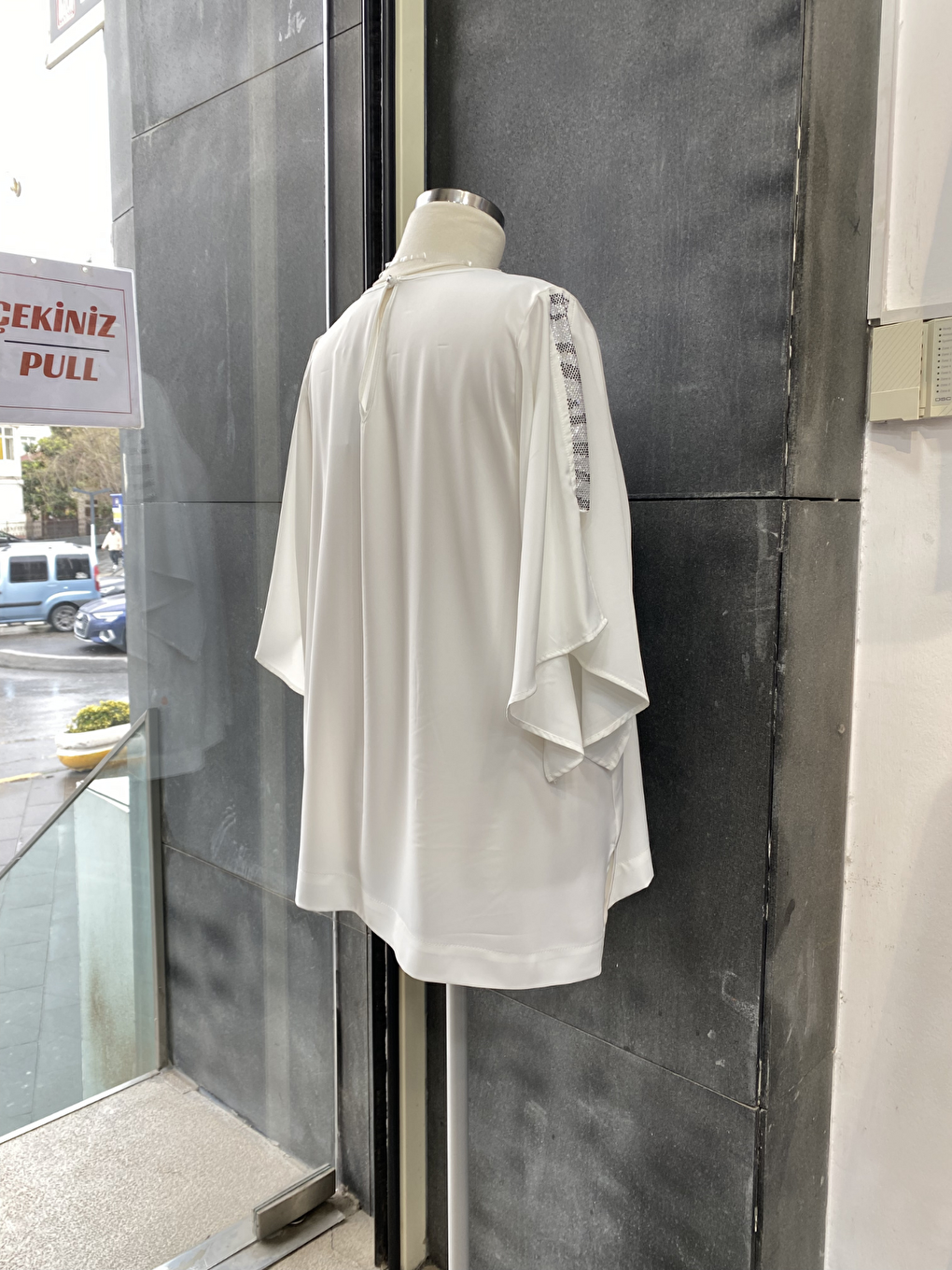Beyaz Yanları Boncuklu Zarif Kollu Uzun Oversize Büyük Beden Kadın Gömlek-1