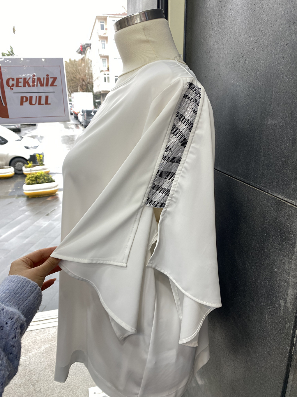 Beyaz Yanları Boncuklu Zarif Kollu Uzun Oversize Büyük Beden Kadın Gömlek-4