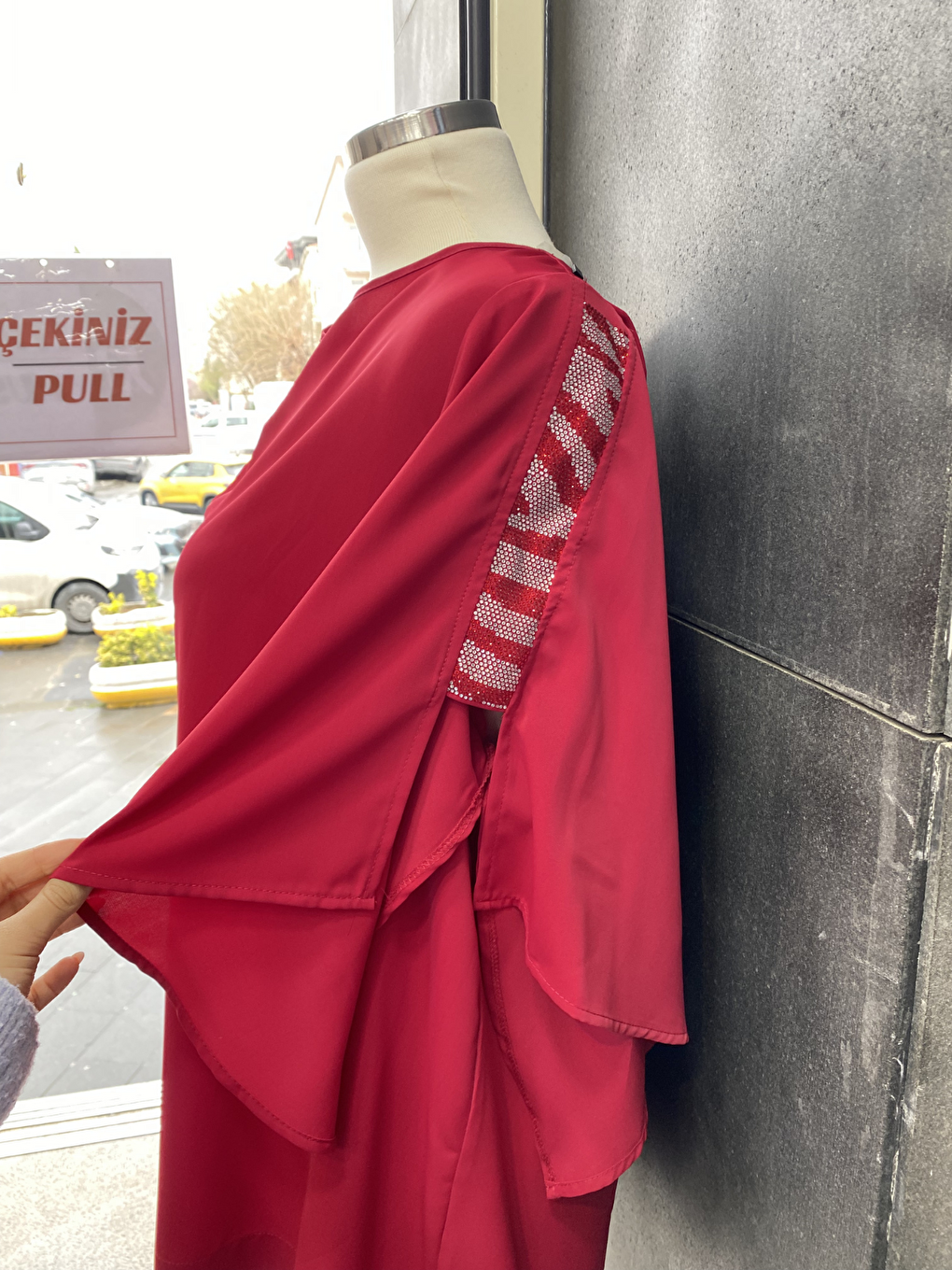 Kırmızı Yanları Boncuklu Zarif Kollu Uzun Oversize Büyük Beden Kadın Gömlek-5