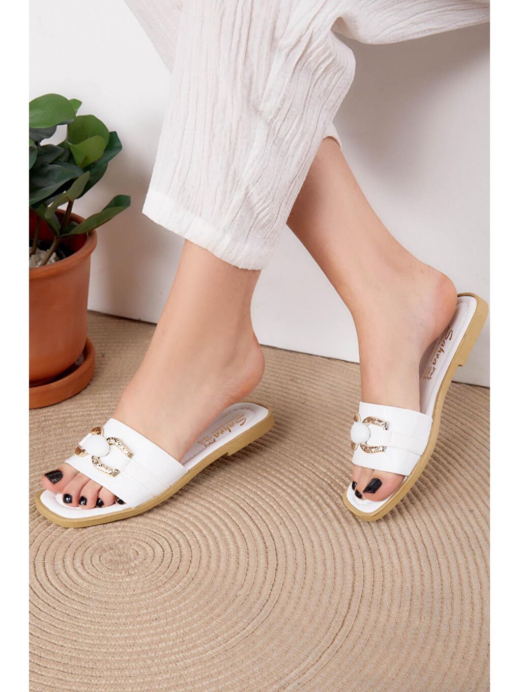 Kadın Beyaz Tokalı Terlik - 25664-1