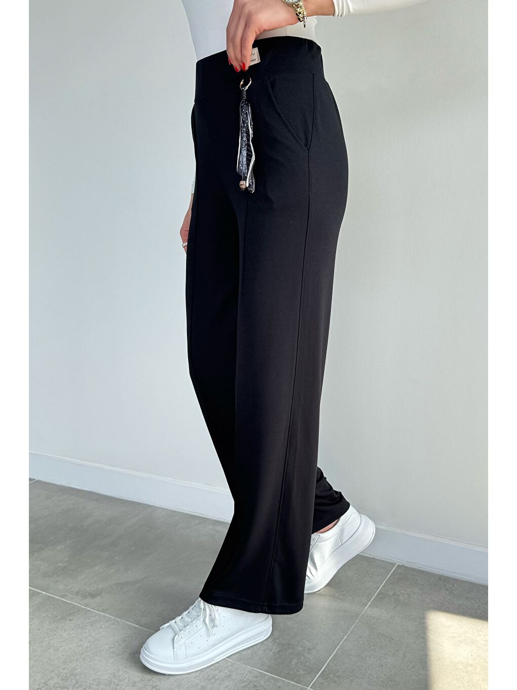 Siyah Kadın Yüksek Bel Aksesuar Detaylı Çimalı Pantolon-1