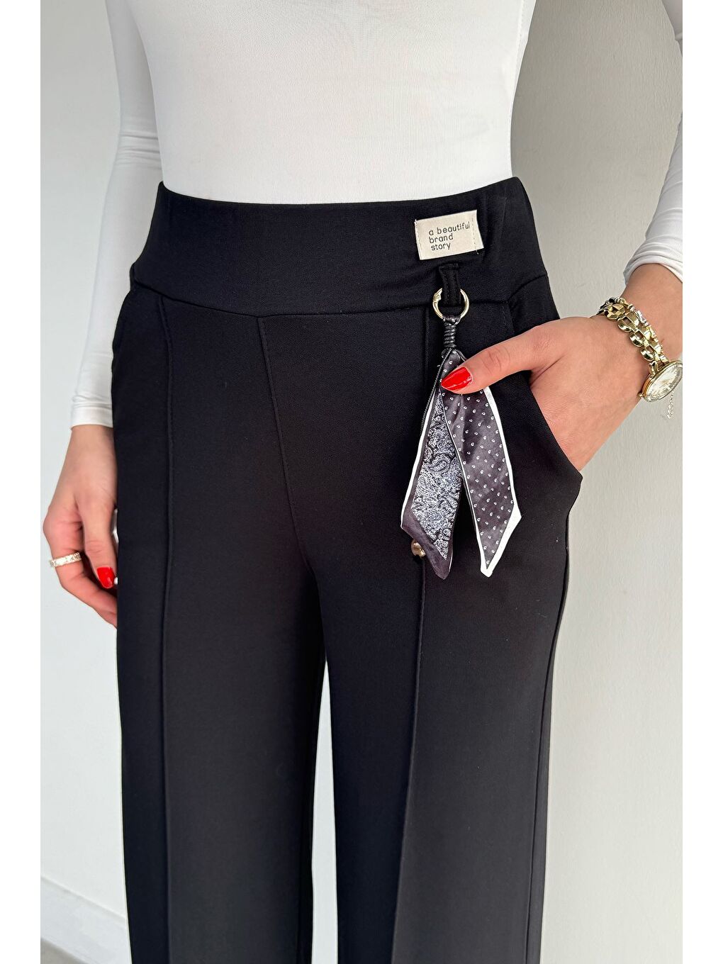 Siyah Kadın Yüksek Bel Aksesuar Detaylı Çimalı Pantolon-2
