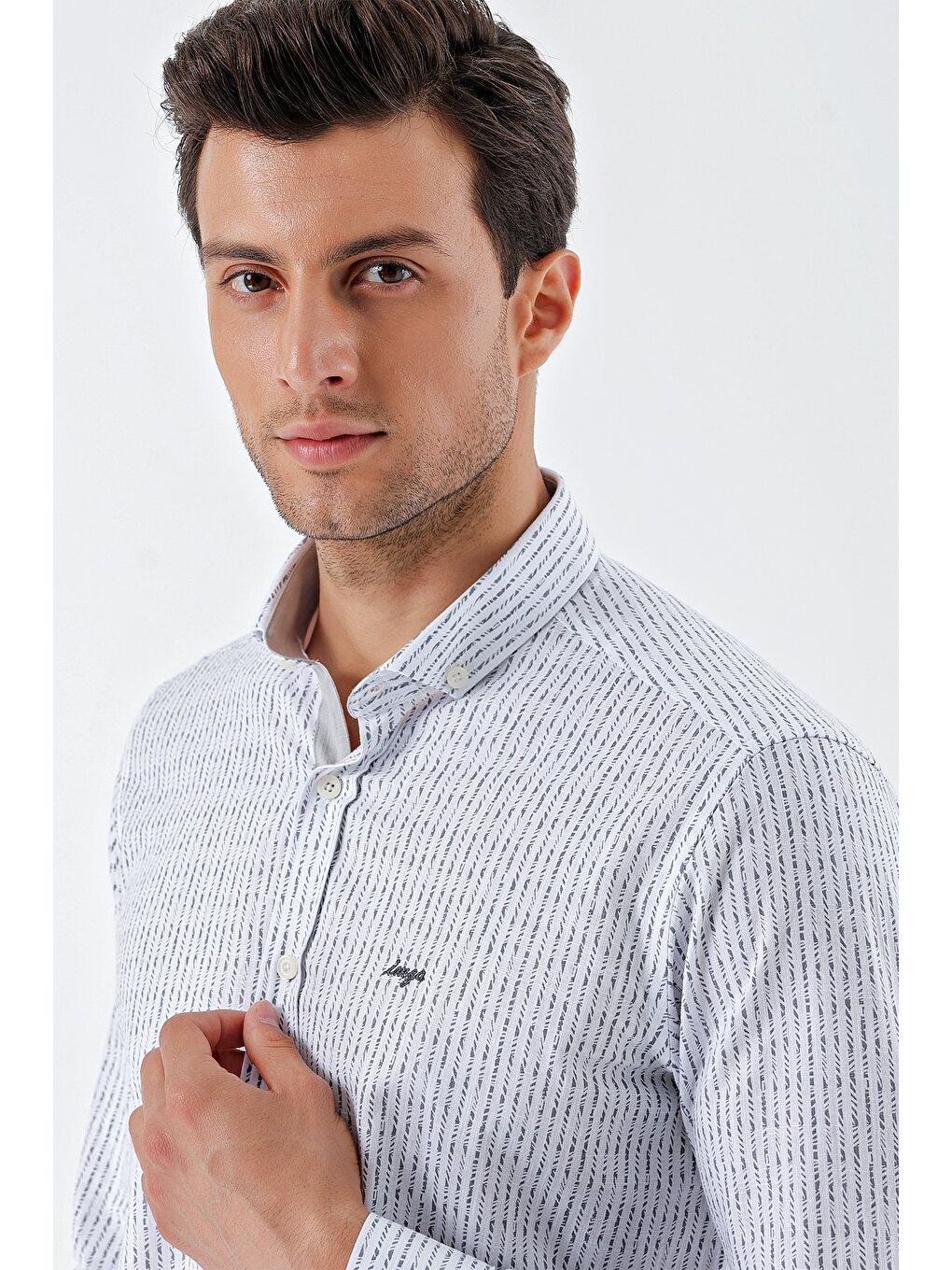 Beyaz Uzun Kollu Baskılı Bez Ayağı Cepsiz Garnili Klasik Slim Fit Dar Kesim Gömlek 1004230232-4