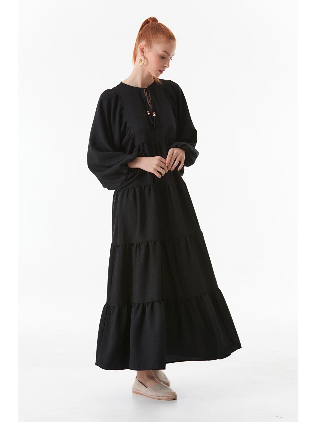 Siyah Yakası Bağlamalı V Yaka Elbise