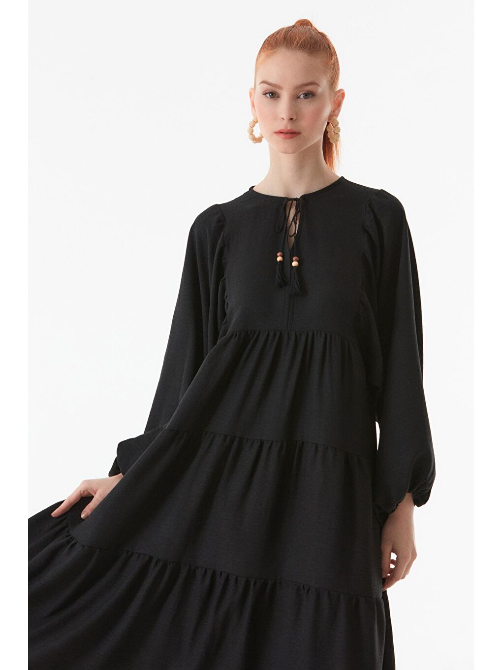 Siyah Yakası Bağlamalı V Yaka Elbise-1