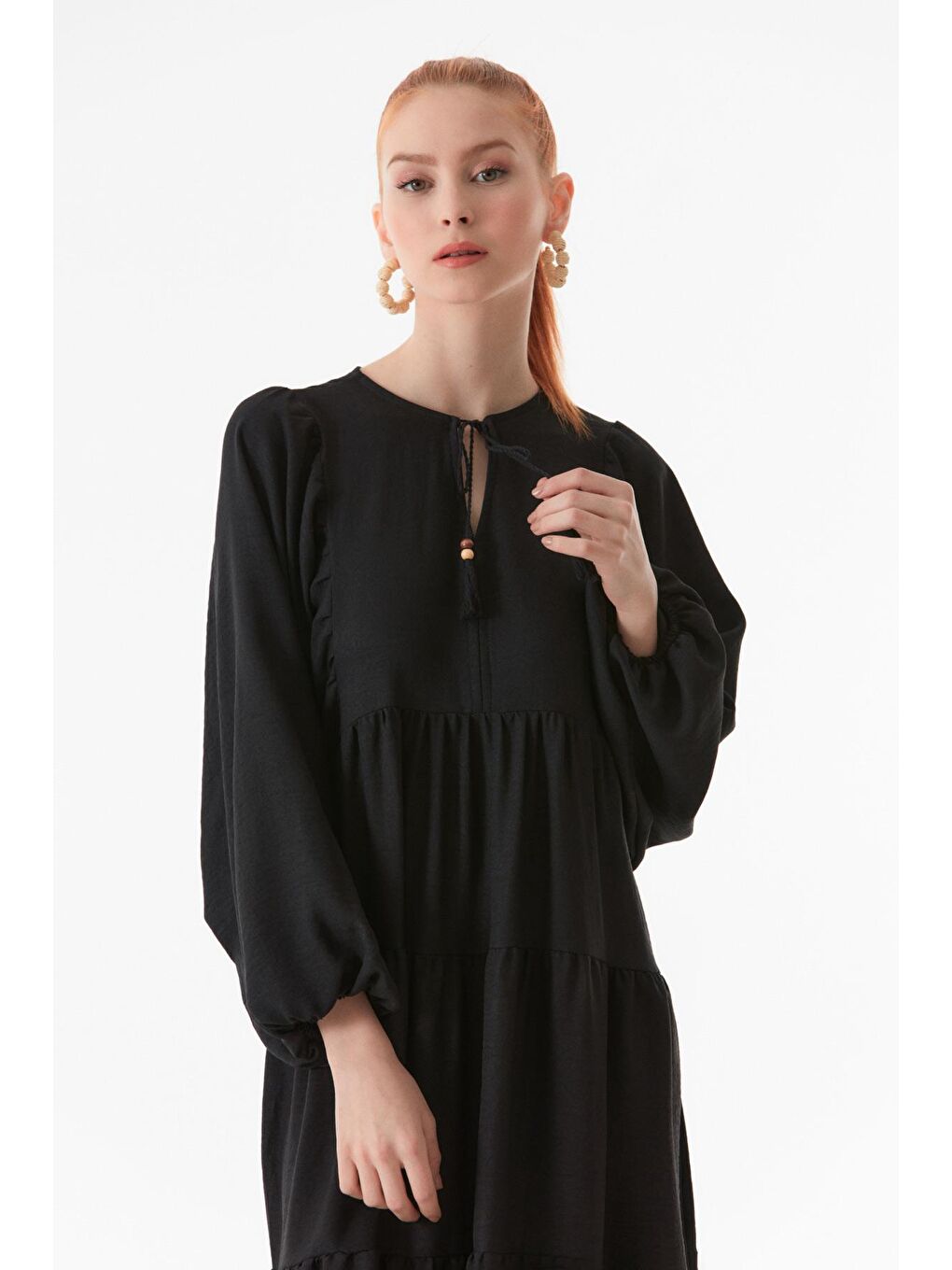 Siyah Yakası Bağlamalı V Yaka Elbise-4