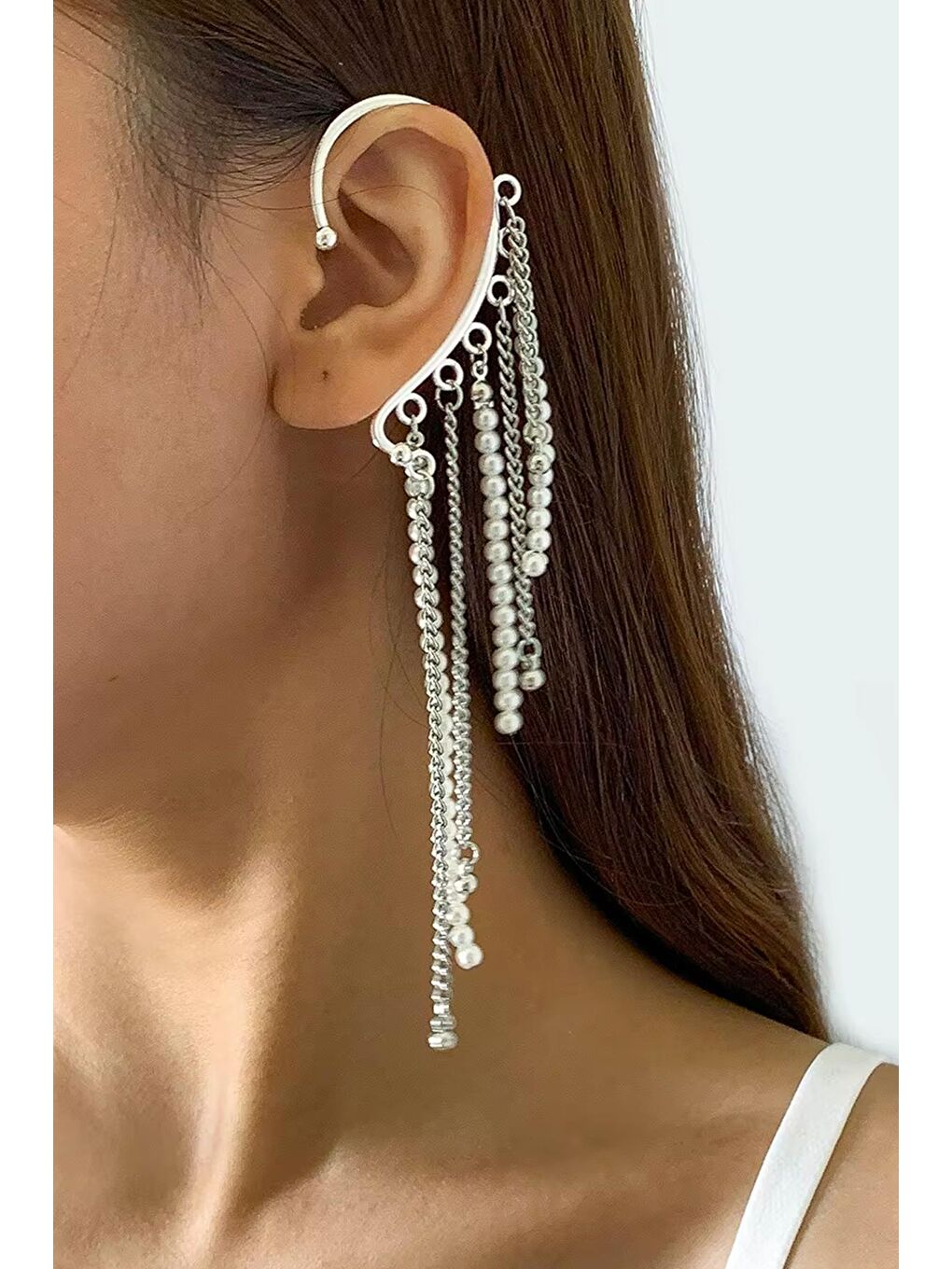 New Obsessions Gri İnci ve Zincir Detaylı Kulak Deliği Gerektirmeyen Ear Cuff - Sallantılı Kıkırdak Küpesi