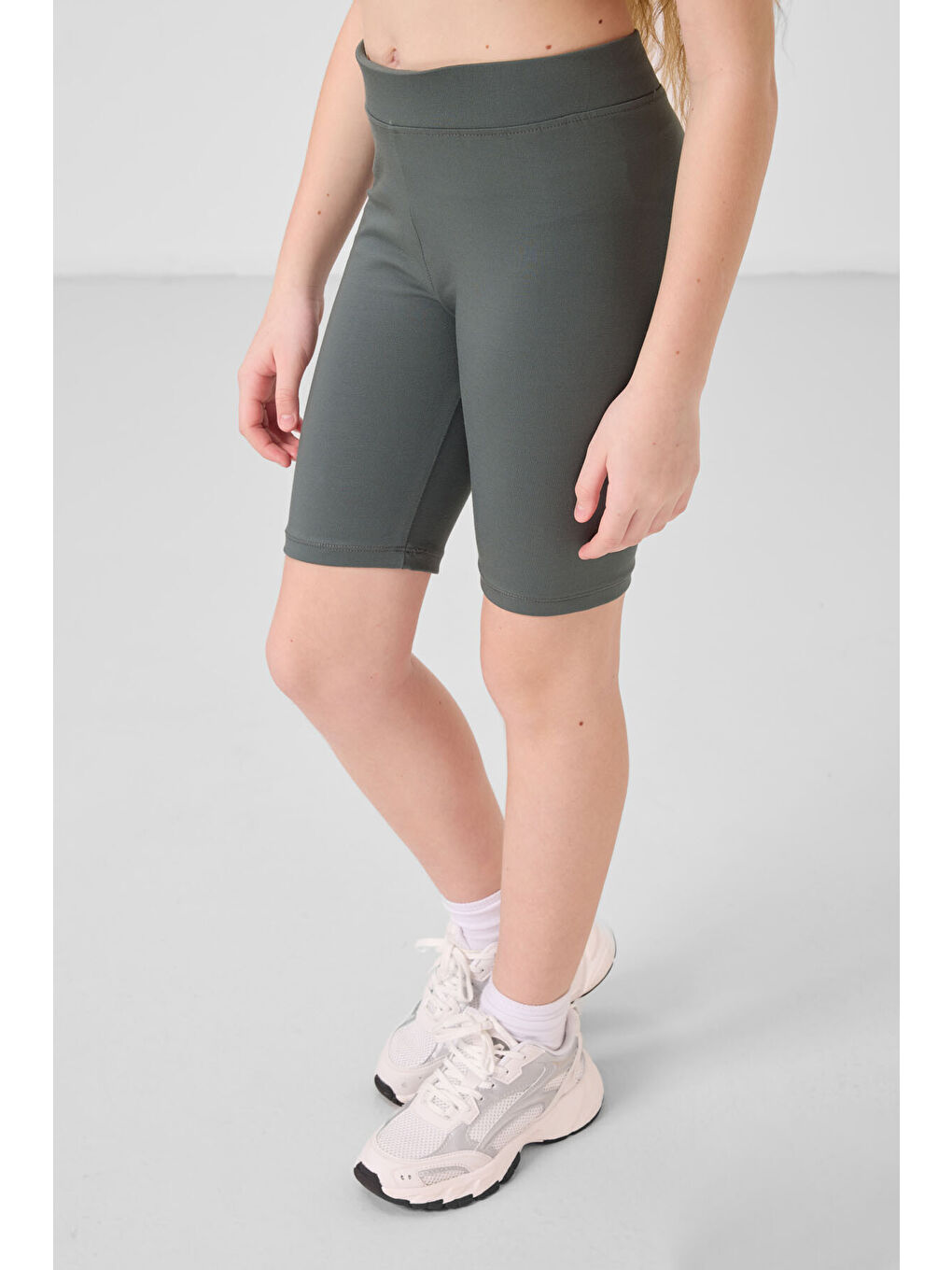 Haki Pamuklu Kısa Paça Standart Fit Basic Kız Çocuk Tayt - 75188-1