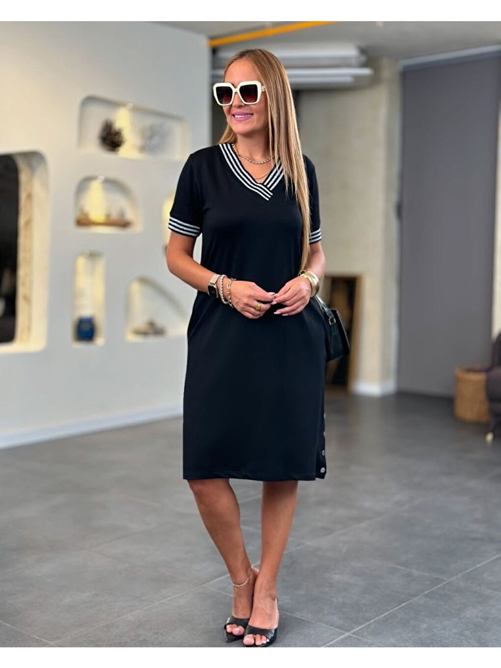 Siyah Kadın Kısa Kollu V Yakalı Yanlardan Yırtmaç Ve Düğmeli Viskon Iki Iplik Elbise-1