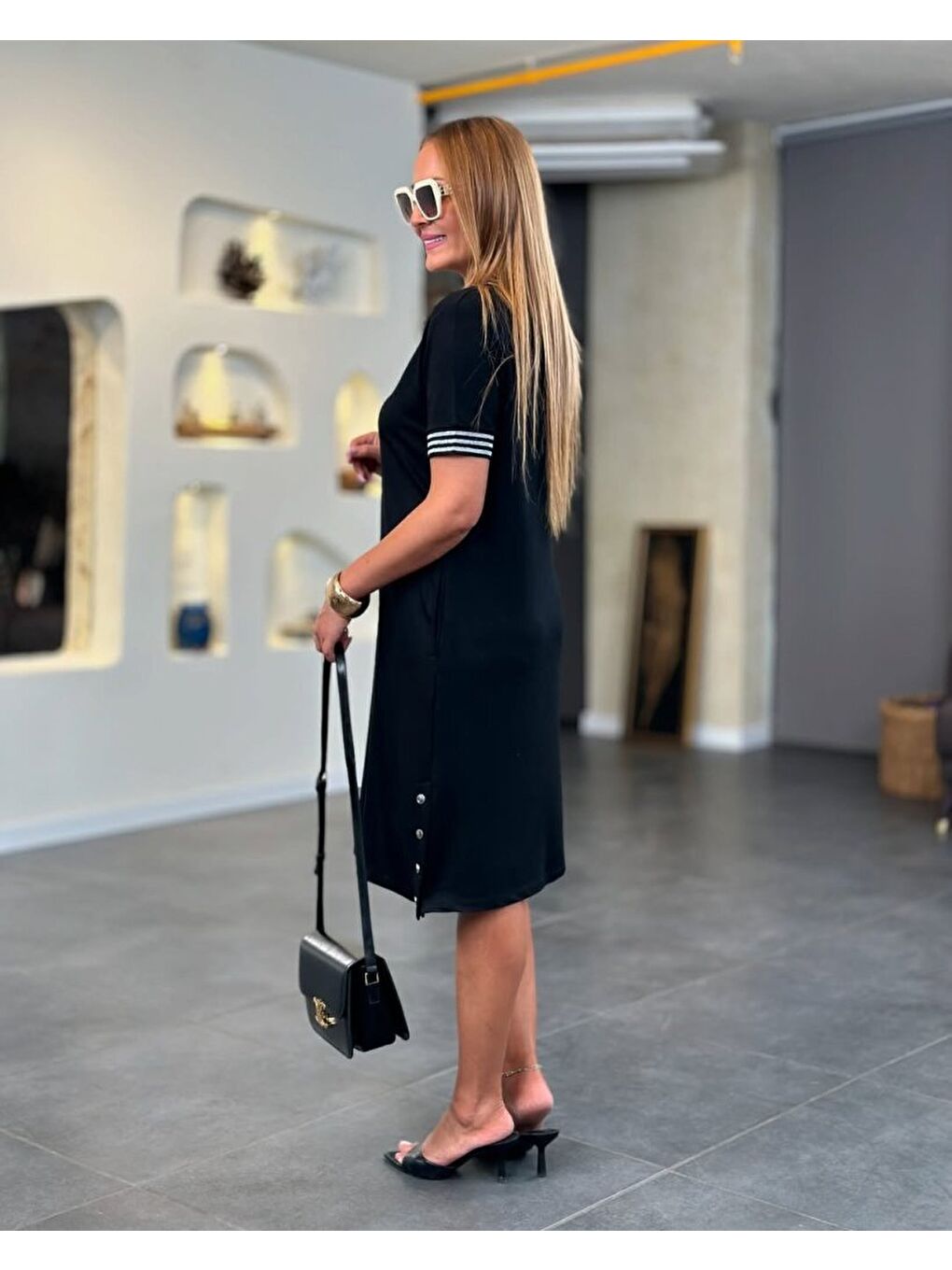 Siyah Kadın Kısa Kollu V Yakalı Yanlardan Yırtmaç Ve Düğmeli Viskon Iki Iplik Elbise-2