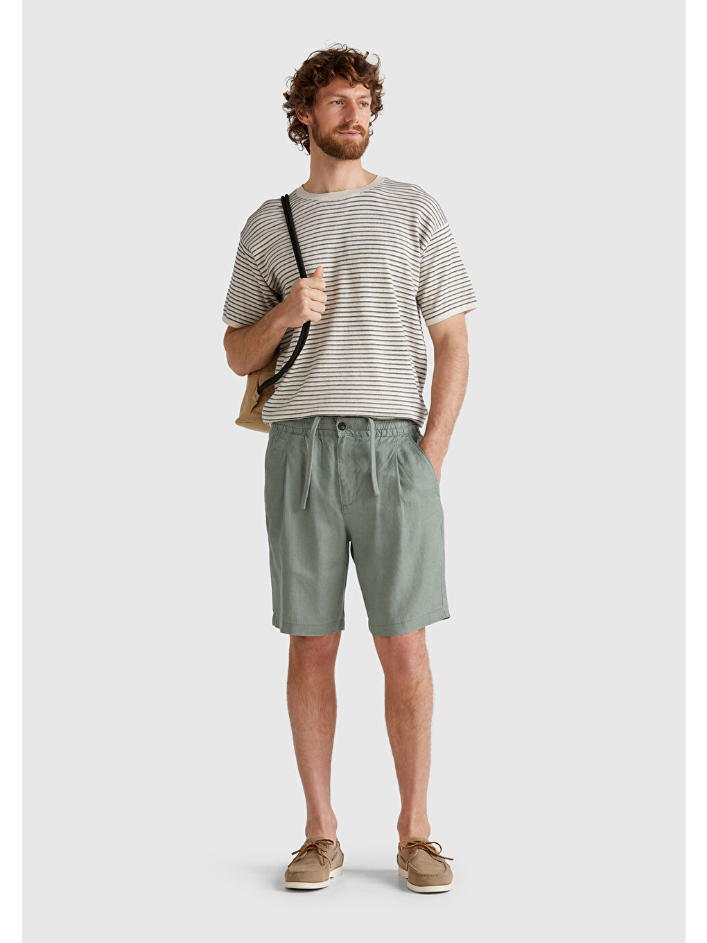 Erkek Soluk Yeşil %100 Keten Büzgü İpli Düğmeli Pile Detaylı Bermuda Şort-4