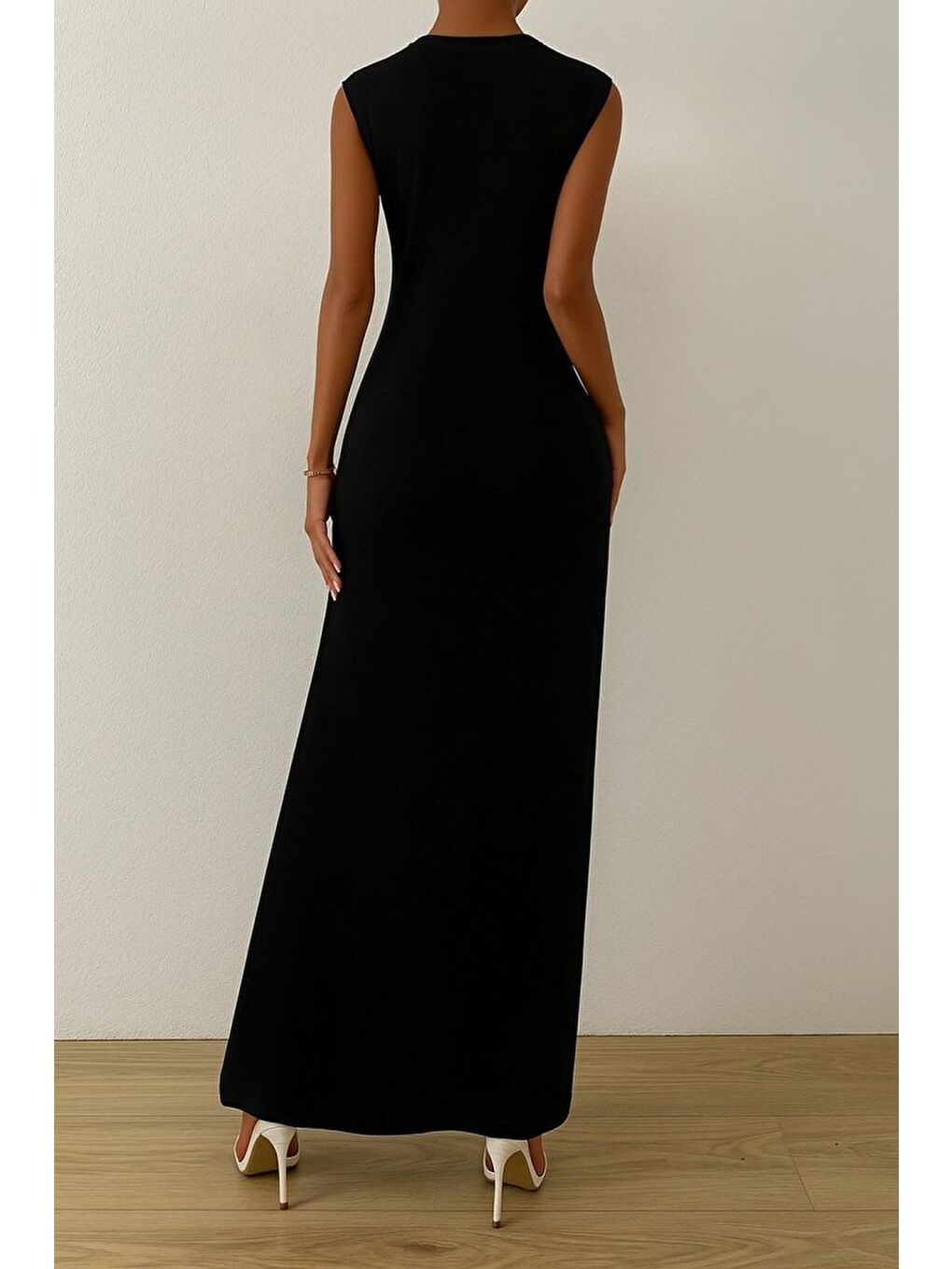 Siyah Kadın Sıfır Kollu Bisiklet Yaka Yandan Büzgü Detaylı Viskon Elbise-1