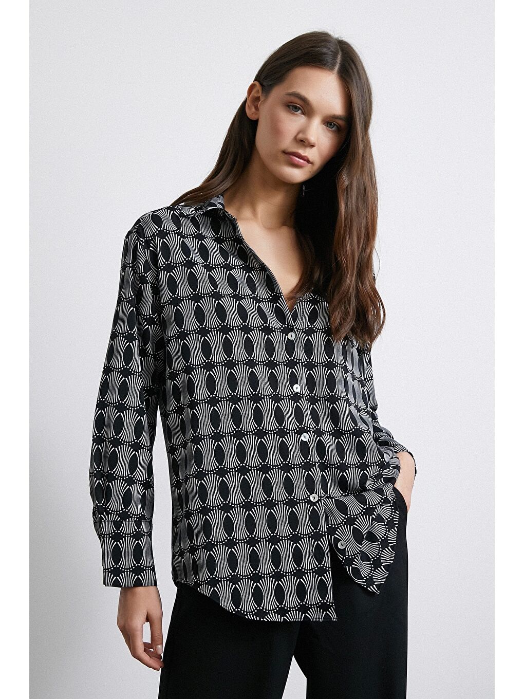 Geometrik Desenli Gömlek Siyah-4