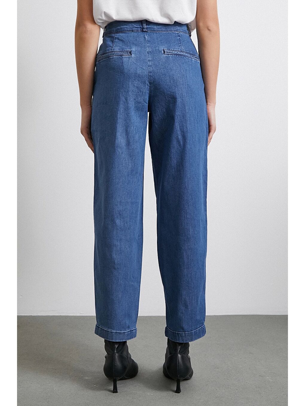 Cep Detaylı Paçası Katlamalı Mom Jean Mavi-5