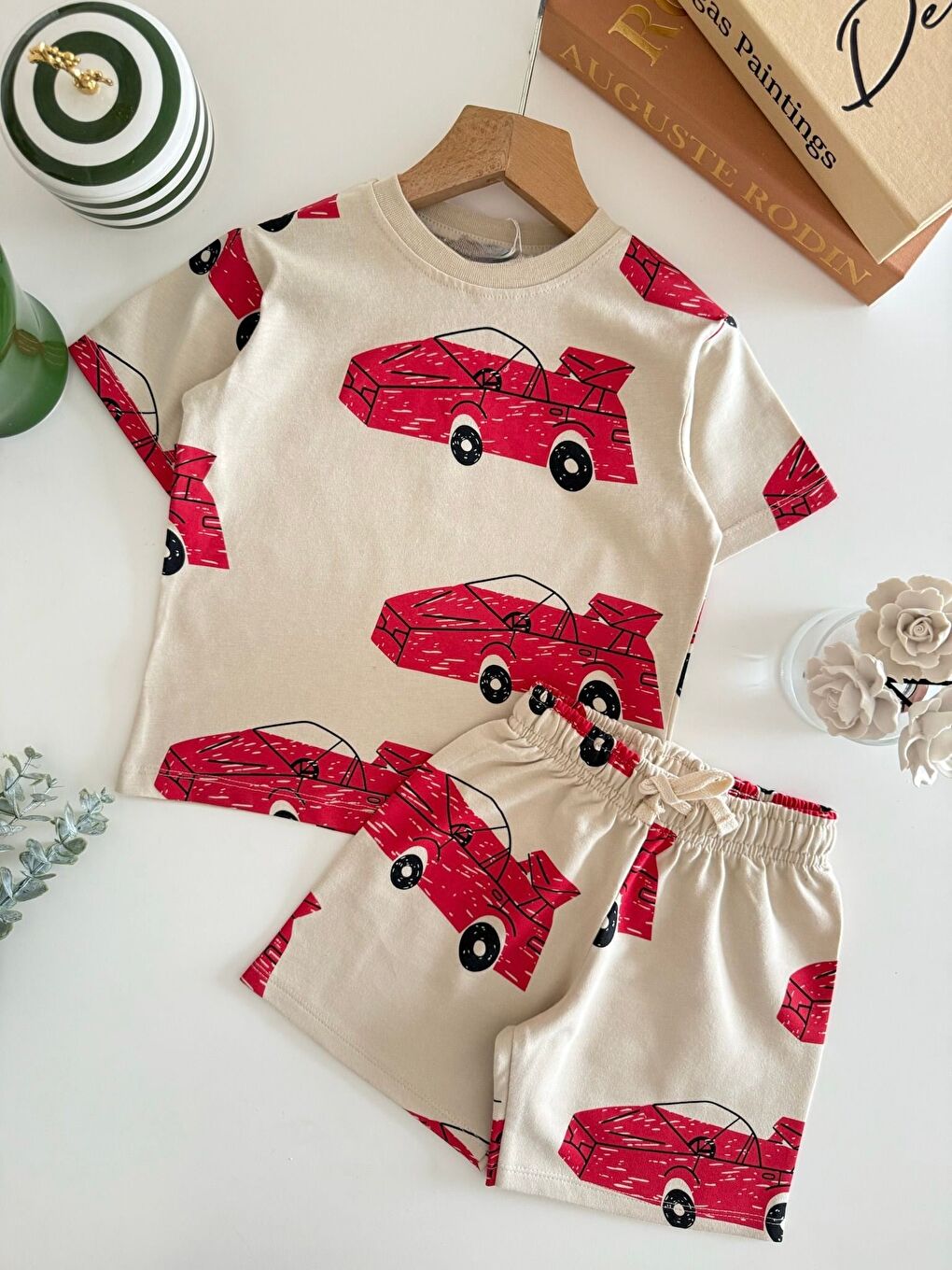 Bej Erkek Çocuk Pamuklu Kırmızı Araba Baskılı T-Shirt Şort Takım-1